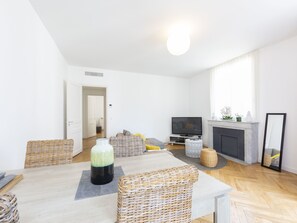 Bright AC living room, TV, WIFI, dining area, sofa