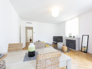Bright AC living room, TV, WIFI, dining area, sofa