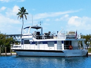 Possibilities is a 62' ft (18.9m) Pluckebaum Baymaster Motor Yacht Houseboat