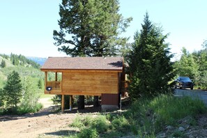 You'll have sweet dreams in the cozy cabin for 2 near the Idaho/Montana border