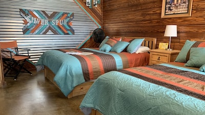 sleeps 4 SILVER SPUR CABIN Explore Wichita Mountains WiFi Netflix Cache Lawton