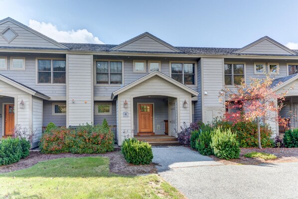 Perfectly located in Bretton Woods, this exquisite Stonehill home offers the best of both worlds—luxury and comfort