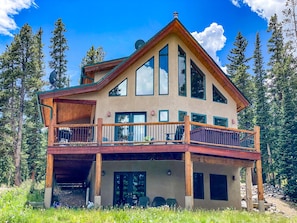Porcupine Slopes is a gorgeous custom home with 3 Bedrooms, 3 Baths, hot tub, game room, and much more.