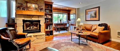 Living room looking toward  the golf course.