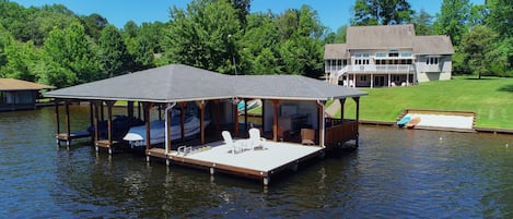 Steps to Lake, Boat house with Lounge/Bar. Amazing views and privacy!