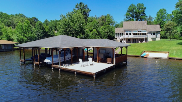 Steps to Lake, Boat house with Lounge/Bar. Amazing views and privacy!