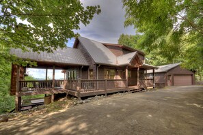 Hemptown Heights- Driveway view of the cabin