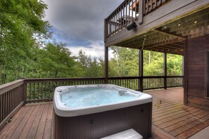 Hemptown Heights- Hot tub on the deck