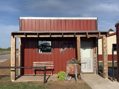 Rojo Buffalo Cabin at The Lazy Buffalo Wichita Mountains, Cache Medicine Park 