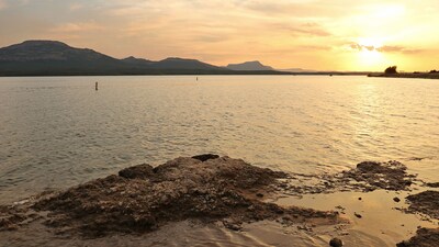 Rustic Elegance Lazy Buffalo CABIN Hike the Wichita Mountains, Handicap King Bed