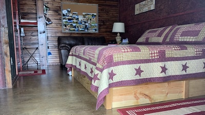 Rustic Elegance Lazy Buffalo CABIN Hike the Wichita Mountains, Handicap King Bed