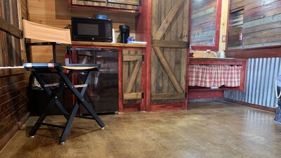 Rustic Elegance Lazy Buffalo CABIN Hike the Wichita Mountains, Handicap King Bed