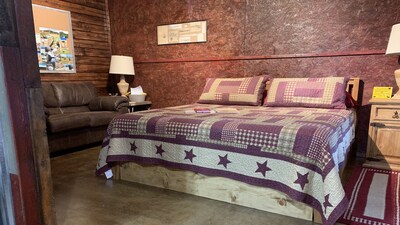 Rustic Elegance Lazy Buffalo CABIN Hike the Wichita Mountains, Handicap King Bed