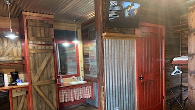 Rustic Elegance Lazy Buffalo CABIN Hike the Wichita Mountains, Handicap King Bed