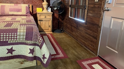 Rustic Elegance Lazy Buffalo CABIN Hike the Wichita Mountains, Handicap King Bed