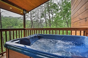 Private Back Deck | Hot Tub