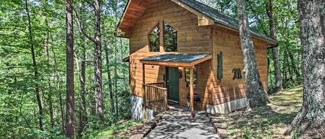 Gatlinburg Vacation Rental Cabin | 1BR | 1BA | 888 Sq Ft | Steps Required