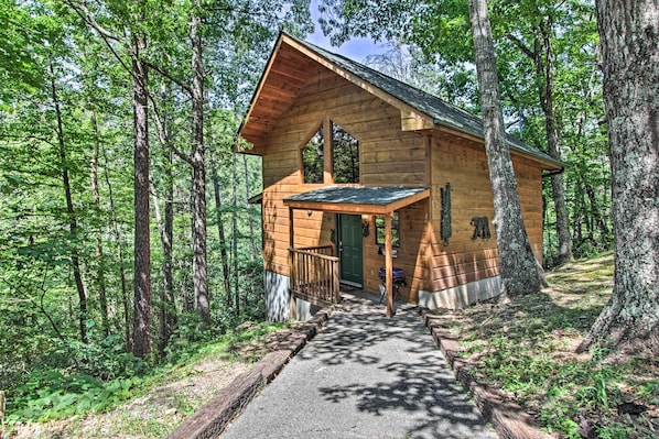 Gatlinburg Vacation Rental Cabin | 1BR | 1BA | 888 Sq Ft | Steps Required