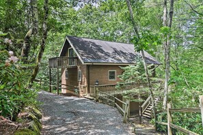 This house is located in the Linville Land Harbor community.