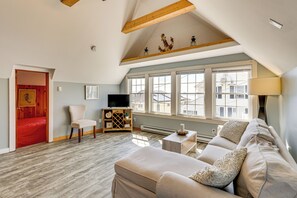 Living Room | Sleeper Sofa | Single-Story Unit