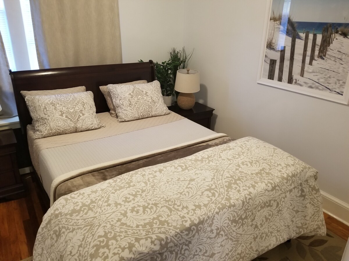 NAUTICAL FAIRYTALE BEACH HOUSE / ACROSS THE ROAD FROM THE BEACH,45 MIN TO NYC