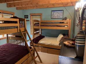 Bunk room (1st floor)