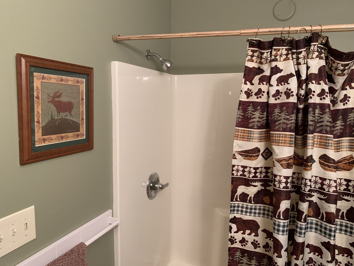 Okemo LARGE home. summer lakes peaks & relax. Hot tub. pool table 3 full baths