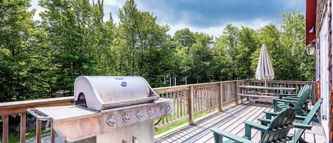 GREAT OUDOOR DECK WITH ACCESS FROM FIRST LEVEL OR SECOND FLOOR FRENCH DOORS