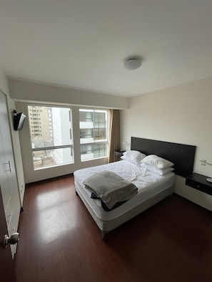 Dormitorio principal. Cama de dops plazas con pequeño TV 