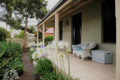 Classic Colonial home, walk to the CBD