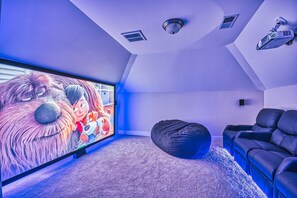 ‎Home theater room with huge 120" screen, 3D projector