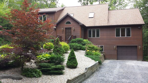 5 Bedrooms & 5 Bathrooms--2 master bedroom suites
Perfect in Summer & Sp!ring