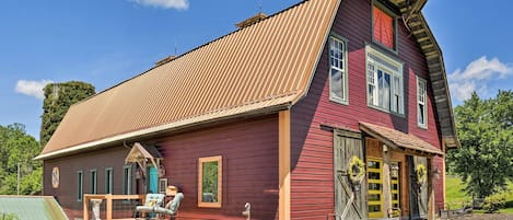 Winston-Salem Vacation Rental | 3BR | 3BA | 5,000 Sq Ft | Refurbished Barn