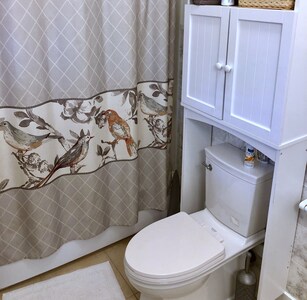 Guest room with full bed and breakfast in the Crooked House Gentry AR