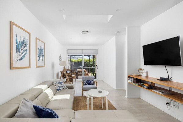Open plan living complete with HDTV, free wifi and Netflix, fully airconditioned