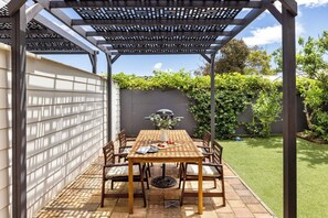 6 place out door dining with gas barbecue