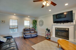 Living Room | Gas Fireplace | Smart TV