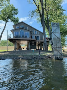 Come visit “SWAMPY OAKS” cabin; only 14 steps from the Mississippi River!