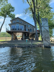 Come visit “SWAMPY OAKS” cabin; only 14 steps from the Mississippi River!