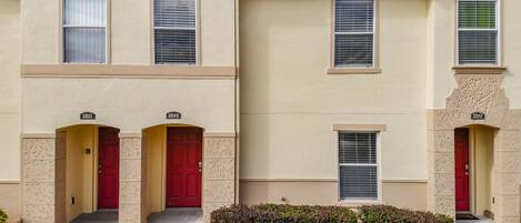 1900 sqft 4br/3ba townhome with free park lots