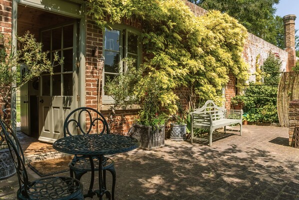 The Little Potting Shed, Fring Estate: Entrance to the property