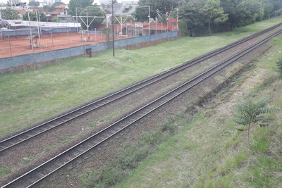 Un encantador apartamento-loft en la casa del escultor con vista de ferrocarril.