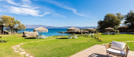 Outdoor lounge at the veranda, perfect for your breakfast!