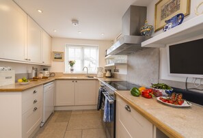 Church Cottage, Cattistock: Kitchen and dining room