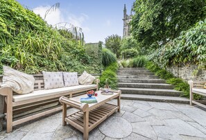 Church Cottage, Cattistock: Garden terrace