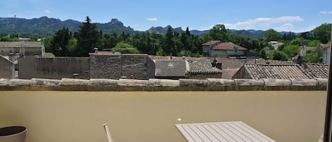 Terrasse avec table et chaises et chiliennes