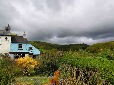 Hermosa Hillside South Lake District Cottage con jardín