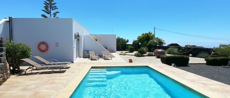Villa Essence is Net-Zero ! with our new 6kWh solar panel installation Sept '22