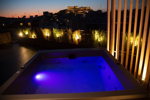Outdoor spa tub