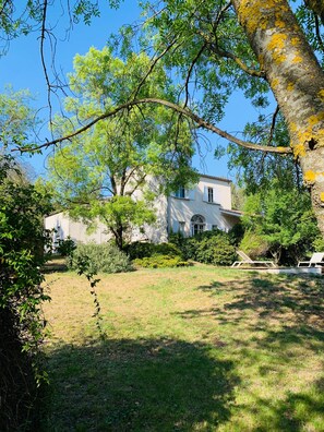 La villa depuis le jardin. 